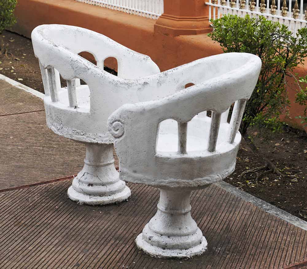 Valladolid Kissing Chairs